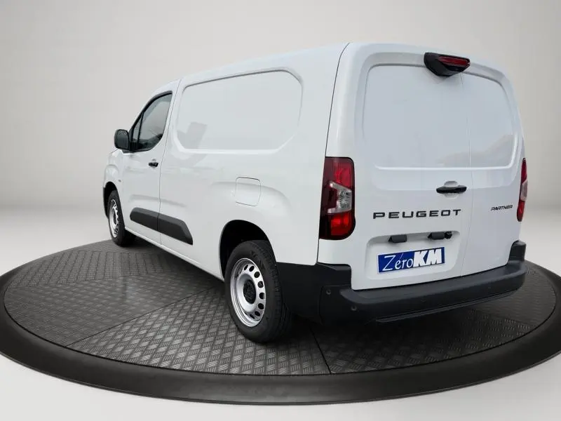 Vue 3/4 arrière droite du Peugeot Partner XL blanc Icy avec portes arrière battantes et porte latérale coulissante.