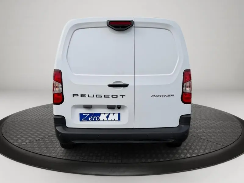 Vue arrière du Peugeot Partner XL blanc Icy avec portes battantes et feux arrière verticaux rouges.