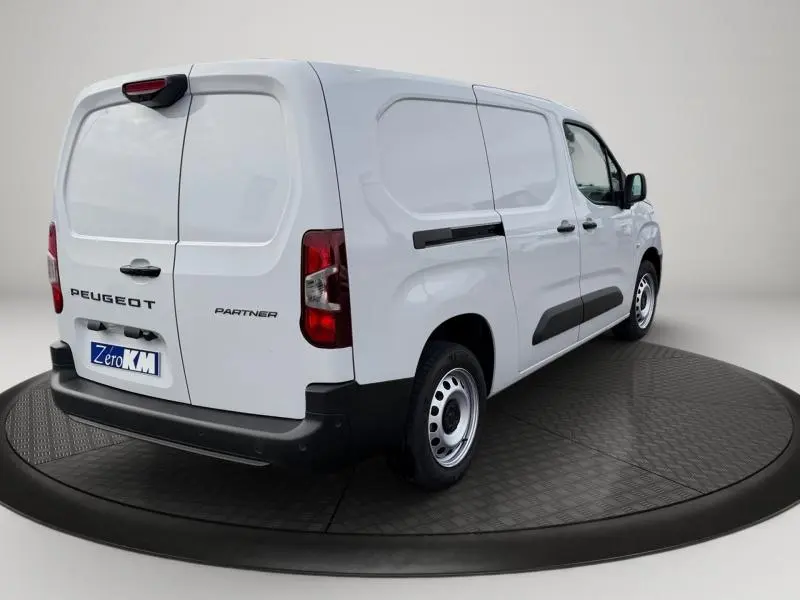 Vue 3/4 arrière droit d'un utilitaire Peugeot Partner XL blanc Icy avec porte latérale coulissante et double portes arrière.