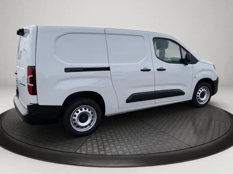 Vue 3/4 arrière droite d'un Peugeot Partner XL blanc Icy avec porte latérale coulissante et jantes acier simples.