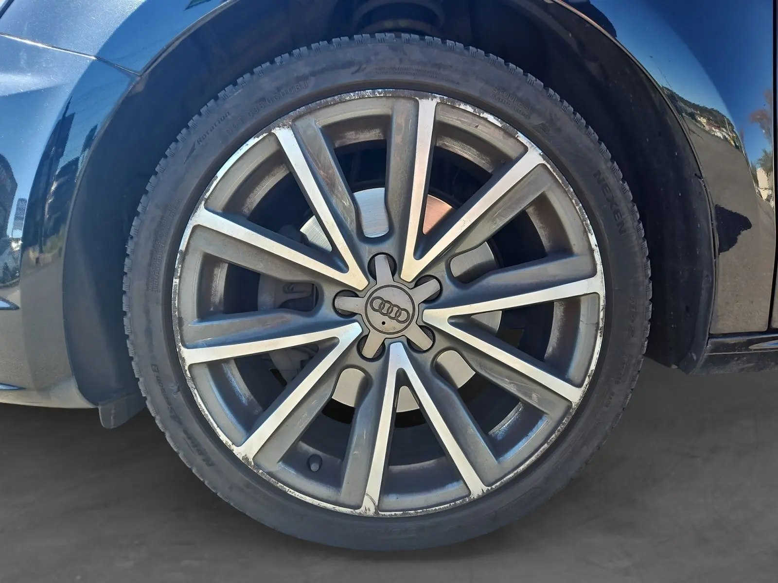Gros plan sur la jante alliage 17 pouces de couleur argent sur la roue avant droite d’une Audi A1 noire.