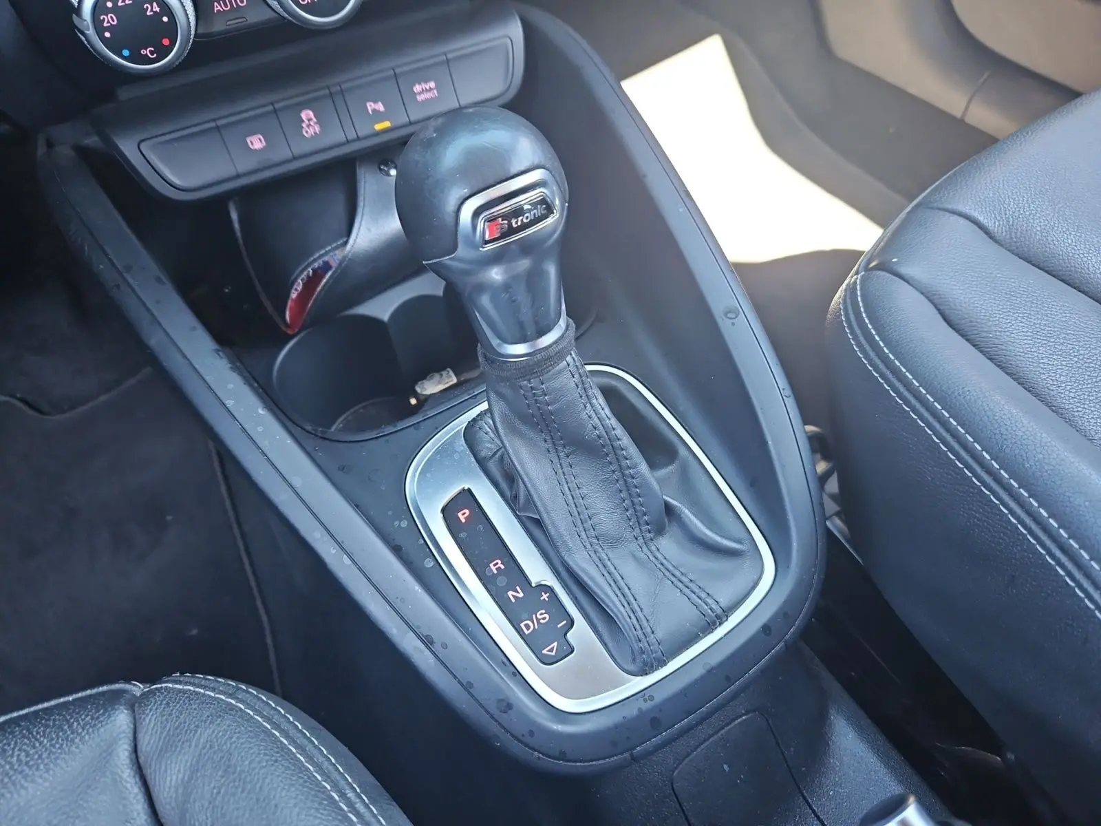 Gros plan sur la console centrale noire de l'Audi A1 Sportback 2016 avec levier de vitesse S tronic et sellerie cuir.