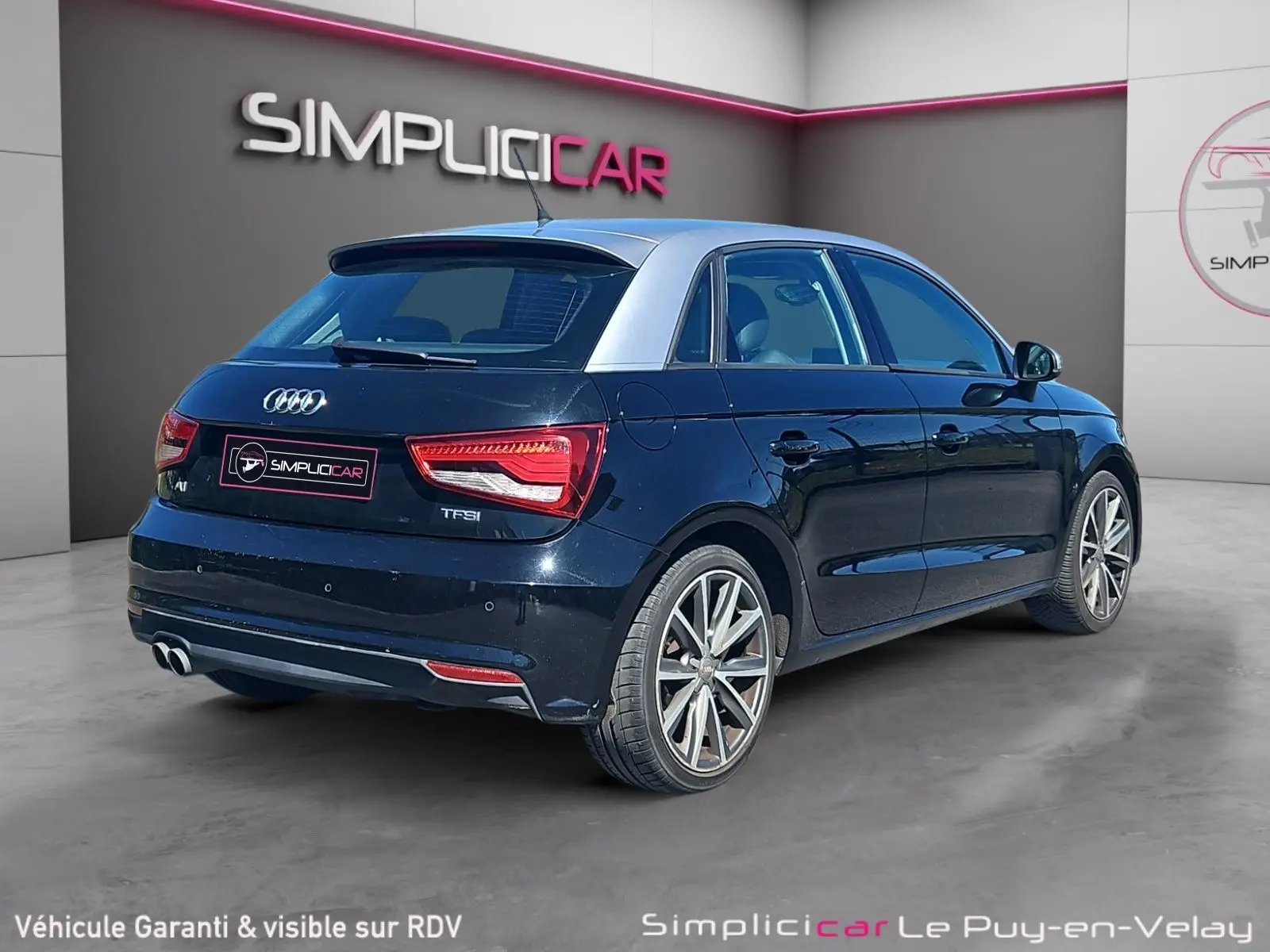Audi A1 Sportback noir vue 3/4 arrière droit avec toit contrasté gris et jantes alliage 17 pouces.