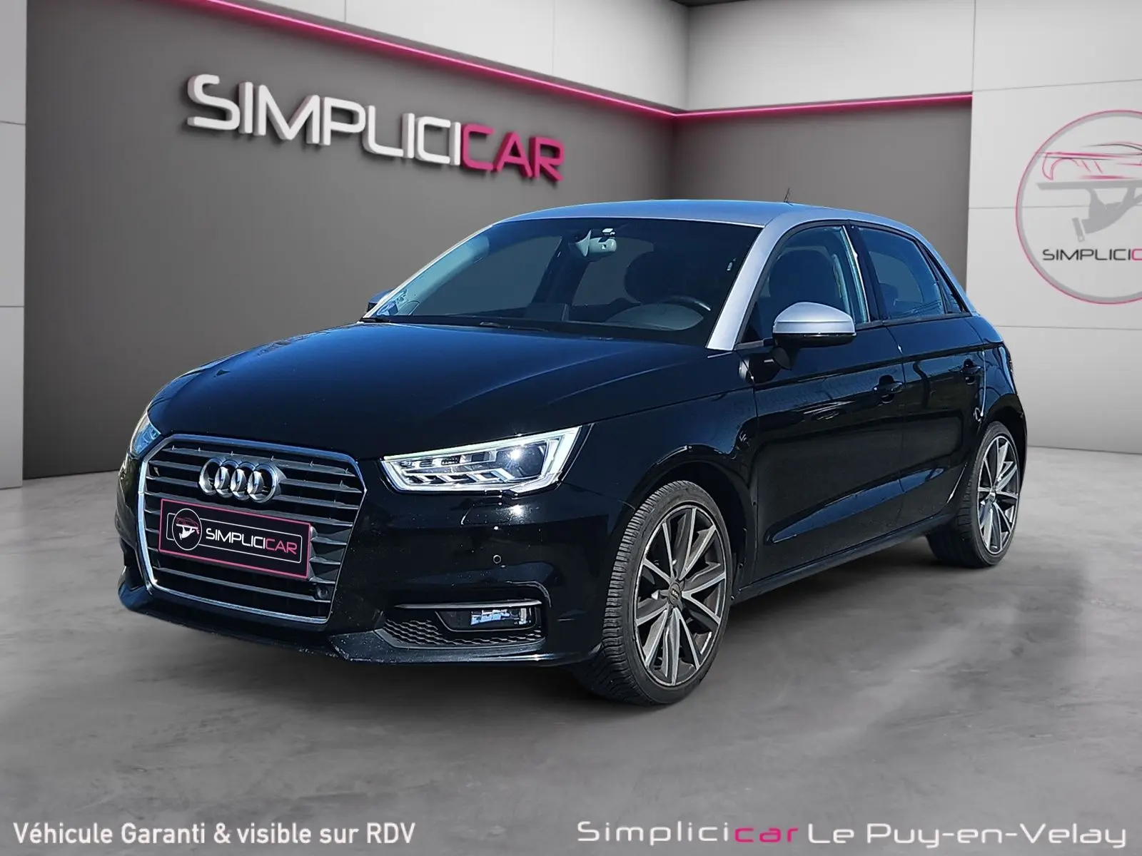 Audi A1 Sportback noir vue 3/4 avant droit avec jantes alliage 17 pouces et calandre chromée.