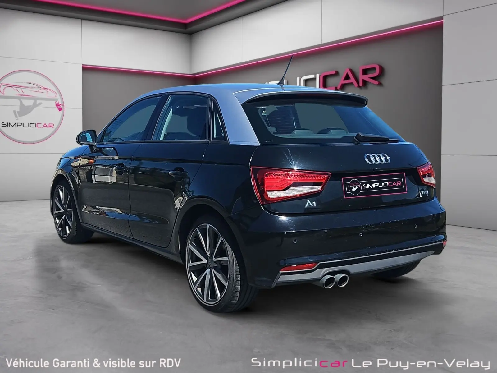 Audi A1 Sportback noir vue 3/4 arrière droit, avec jantes alliage 17” et becquet distinctif.