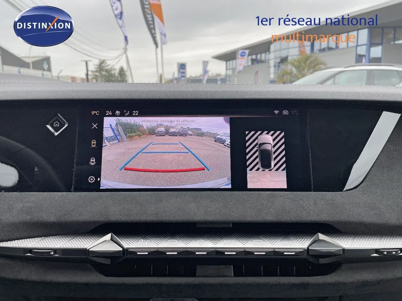 Écran intérieur du DS4 2024 montrant la caméra de recul et la vue 360° avec tableau de bord noir et détails argentés.