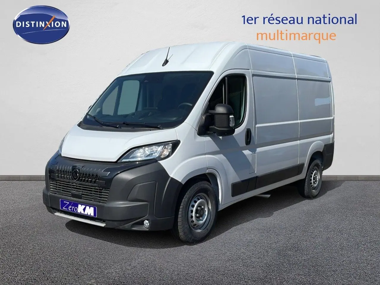 Vue 3/4 avant d’un Peugeot Boxer Fourgon blanc banquise avec pare-chocs noir et jantes acier.