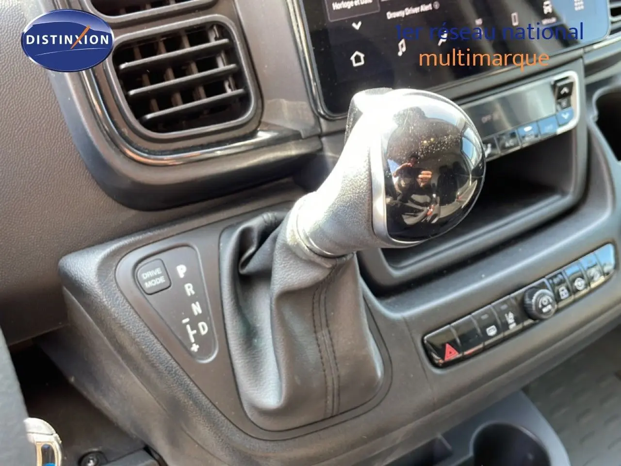 Le levier de vitesses automatique du Peugeot Boxer Fourgon 2025 en gros plan, avec tableau de bord et commandes visibles.