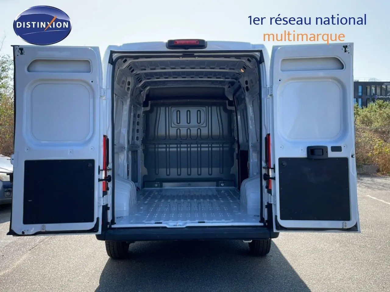 Vue arrière du Peugeot Boxer Fourgon blanc banquise 2025 avec portes ouvertes montrant l'espace de chargement vide.