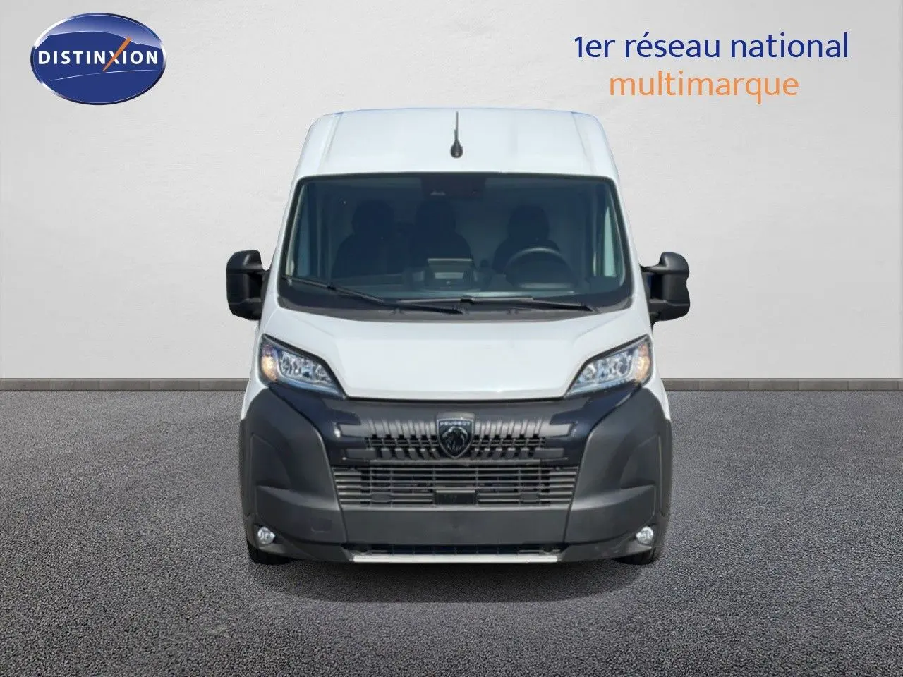 Vue de face du Peugeot Boxer Fourgon blanc banquise avec calandre noire et grands rétroviseurs latéraux.