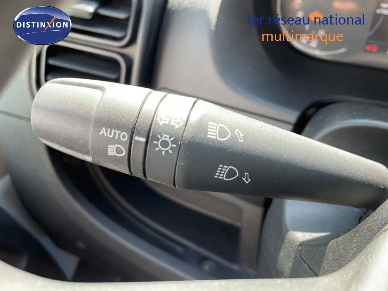 Gros plan sur la commande des phares et clignotants dans l'habitacle du Peugeot Boxer Fourgon blanc.
