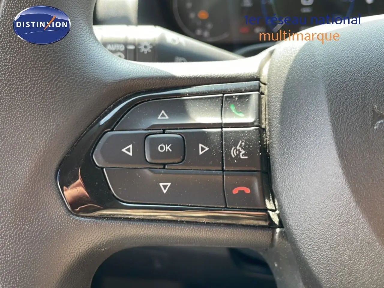 Gros plan sur les commandes multifonctions au volant du Peugeot Boxer Fourgon blanc banquise, version 2025.