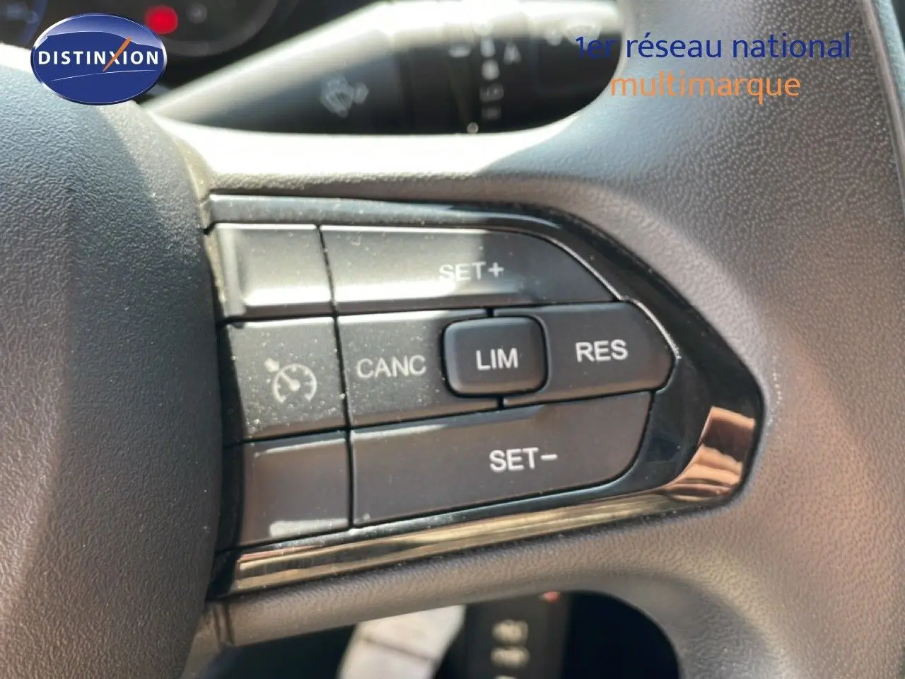 Gros plan sur les commandes de régulateur de vitesse au volant d’un Peugeot Boxer Fourgon blanc banquise.