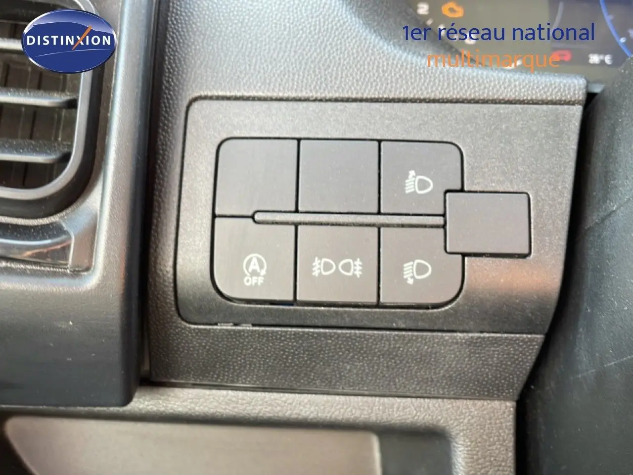Gros plan sur les commandes d’éclairage intérieures du Peugeot Boxer Fourgon blanc banquise, tableau de bord côté conducteur.