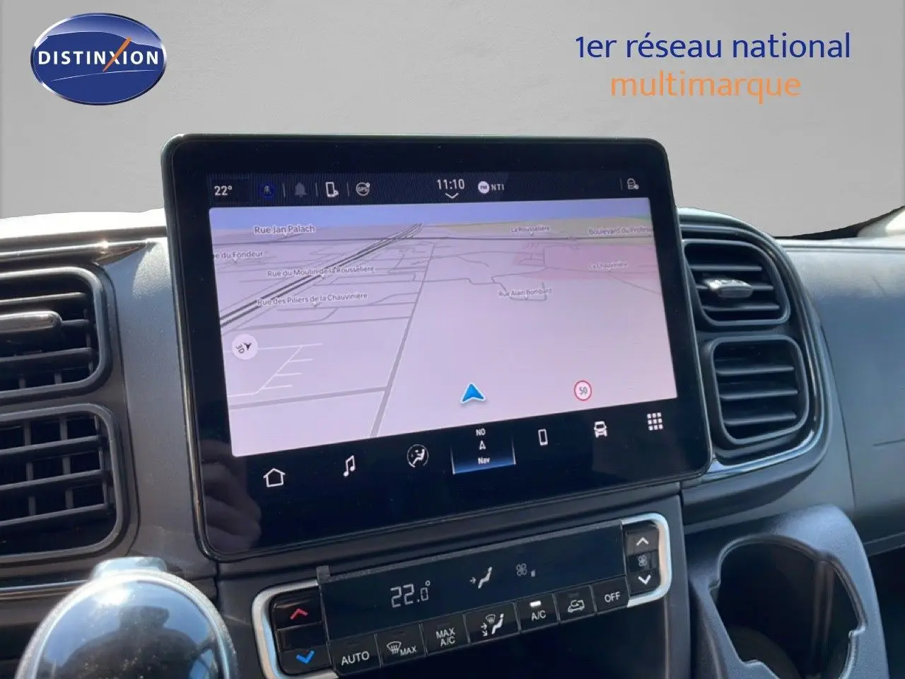 Écran tactile central avec navigation active dans l’habitacle du Peugeot Boxer Fourgon blanc, vue de face.