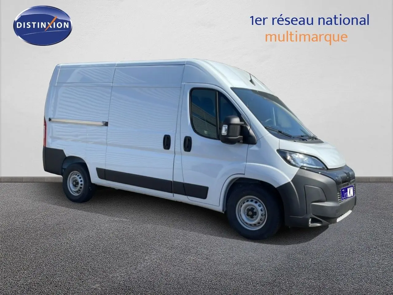 Peugeot Boxer Fourgon blanc banquise vu en 3/4 avant droit, avec pare-chocs et protections latérales noires.