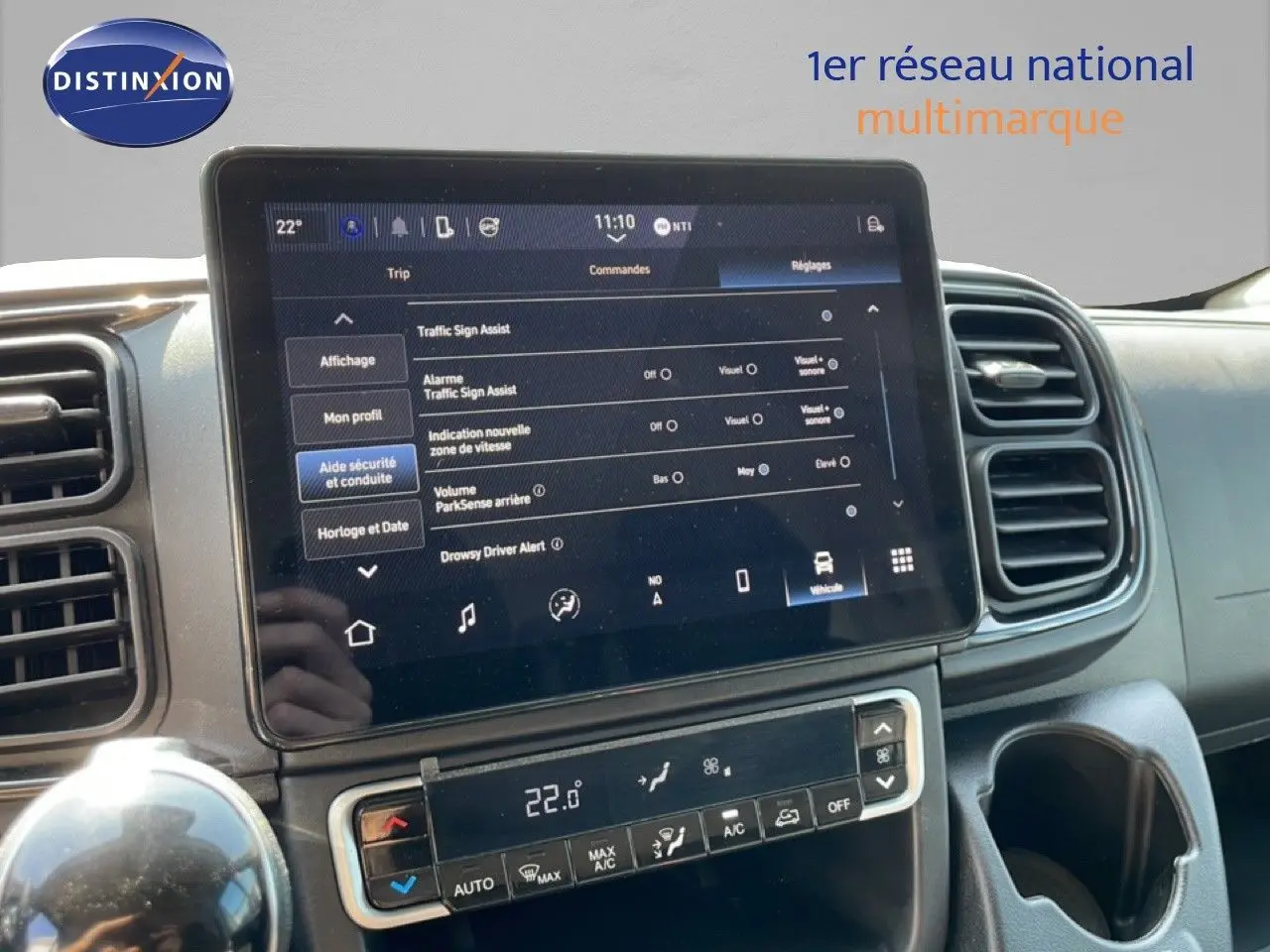 Vue rapprochée de l’écran tactile et de la console centrale du Peugeot Boxer Fourgon blanc banquise, intérieur moderne et fonctionnel.