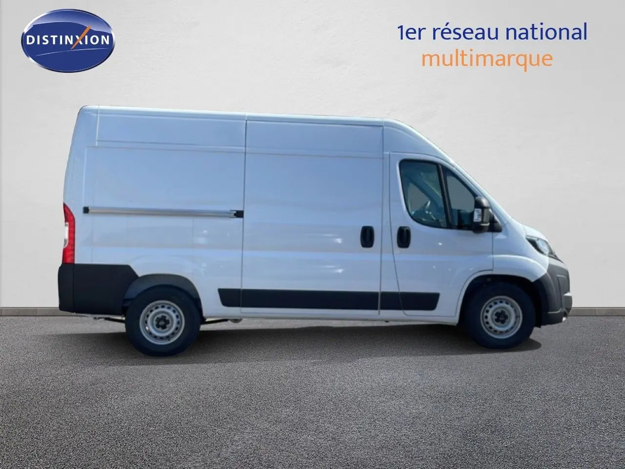 Vue latérale droite d’un Peugeot Boxer Fourgon blanc banquise, avec portes coulissantes et pare-chocs noirs.