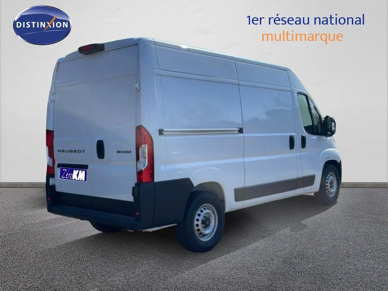 Vue 3/4 arrière droite d’un Peugeot Boxer Fourgon blanc banquise, avec portes arrière fermées et jantes acier simples.