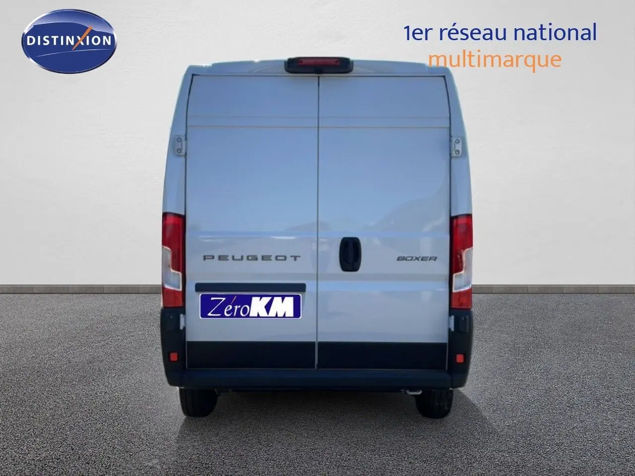 Vue arrière d’un Peugeot Boxer Fourgon blanc banquise, portes battantes fermées avec logo et plaque Zero KM.