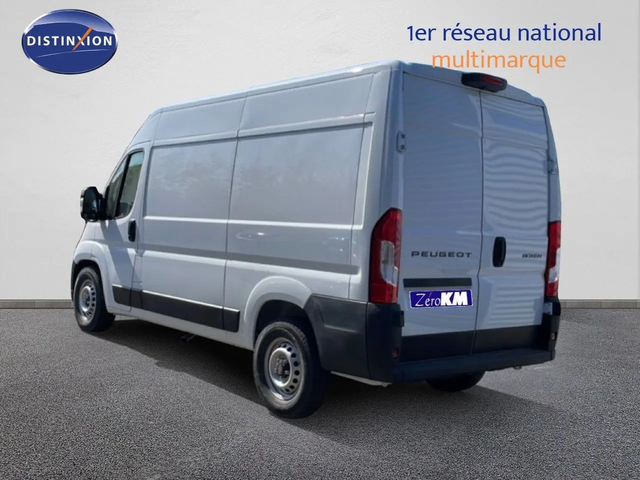 Vue 3/4 arrière droite d’un Peugeot Boxer Fourgon blanc banquise avec portes arrière fermées sur fond neutre.