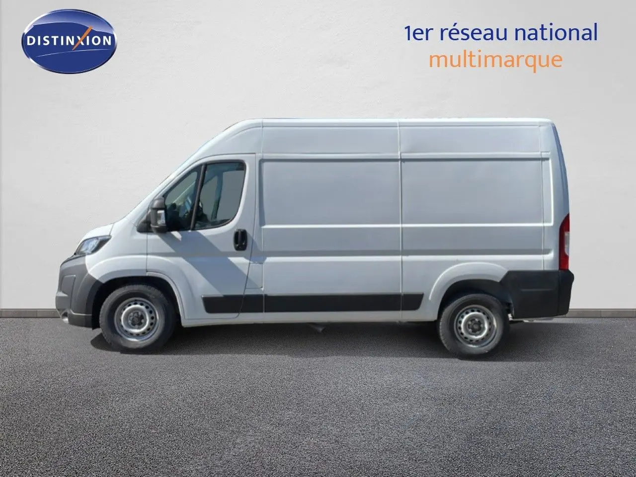 Profil droit du Peugeot Boxer Fourgon blanc banquise, mettant en valeur sa grande carrosserie utilitaire.