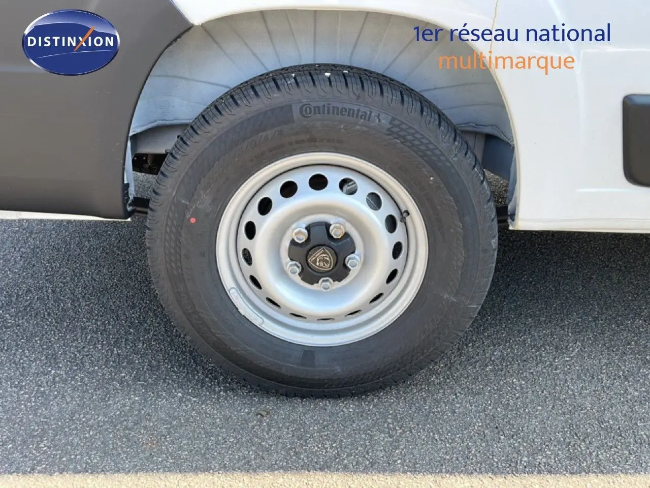 Gros plan sur la roue avant droite du Peugeot Boxer Fourgon blanc banquise, avec jante acier et pneu Continental.