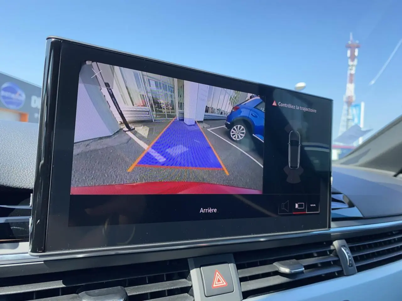 Écran central montrant la caméra de recul de l'Audi A4 Avant S line, vue intérieure du tableau de bord.