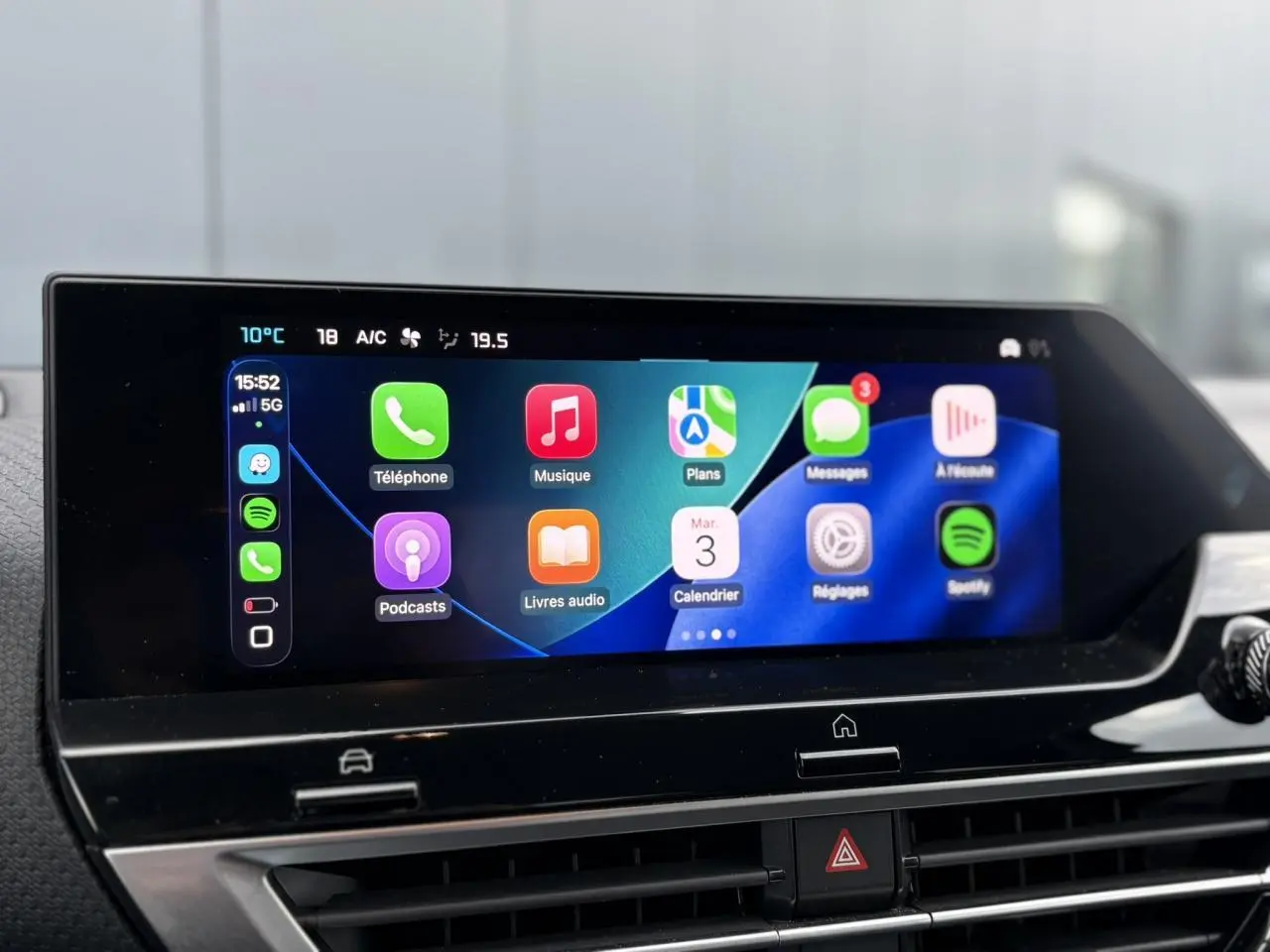 Écran tactile central de la Citroën C4 X 2024 affichant Apple CarPlay avec icônes colorées et aérateurs noirs en dessous.