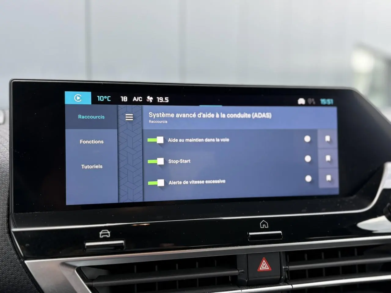 Écran tactile intérieur de la Citroën C4 X gris Platinium affichant les aides à la conduite.