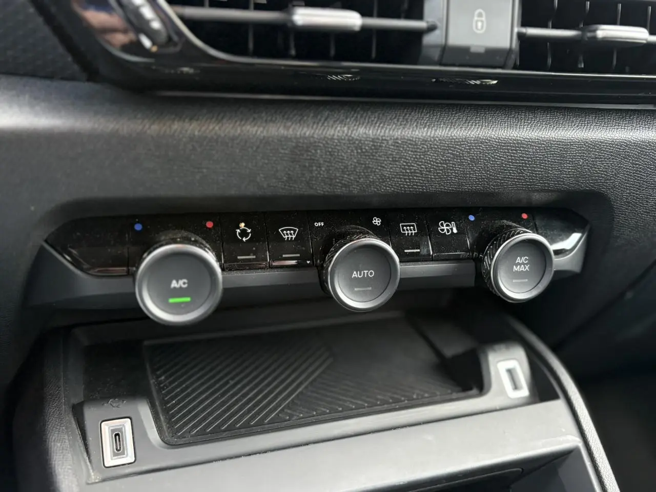 Gros plan sur les commandes de climatisation automatique du tableau de bord intérieur de la Citroën C4 X 2024.