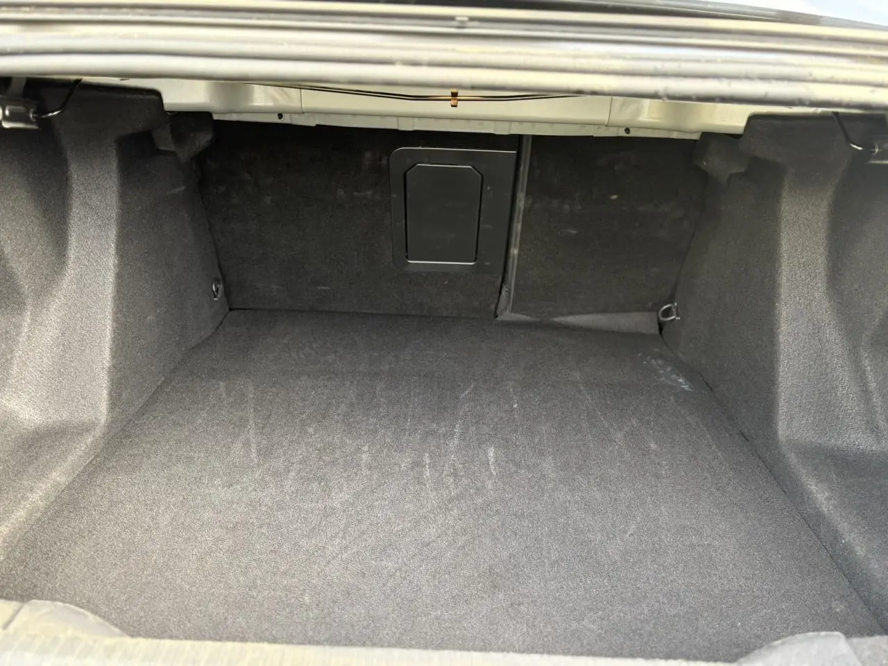 Vue intérieure du coffre spacieux et vide de la Citroën C4 X 1.5 BlueHDI 130 EAT8 en gris Platinium.