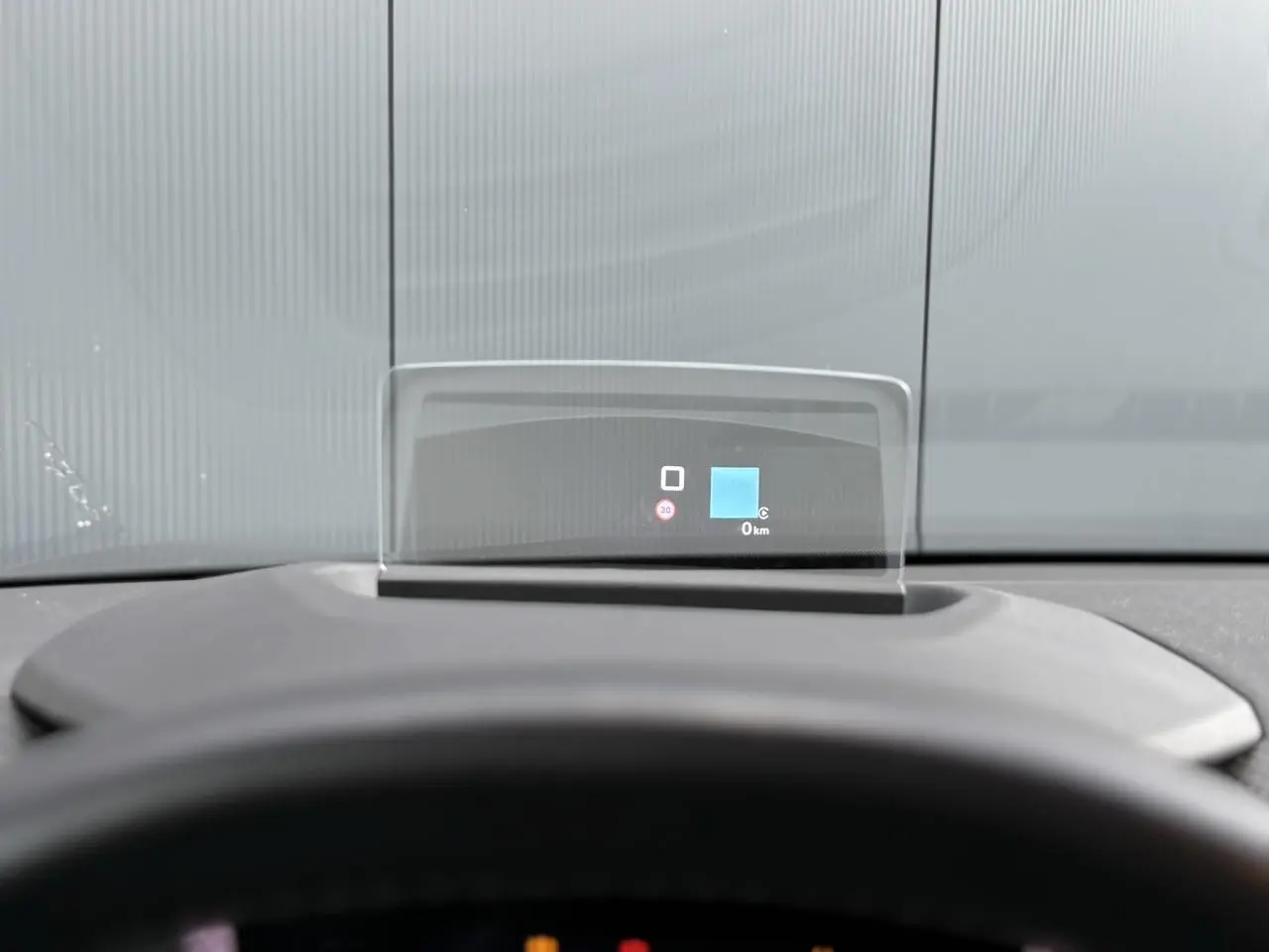 Affichage tête haute couleur sur tableau de bord de Citroën C4 X 1.5 BlueHDI 130 EAT8 Max, vue intérieure frontale.