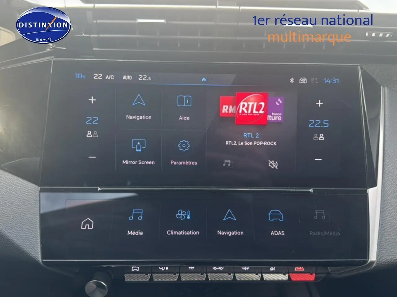 Écran tactile central de la Peugeot 308 2024 gris sélénite, affichant navigation et radio, vue intérieure frontale.