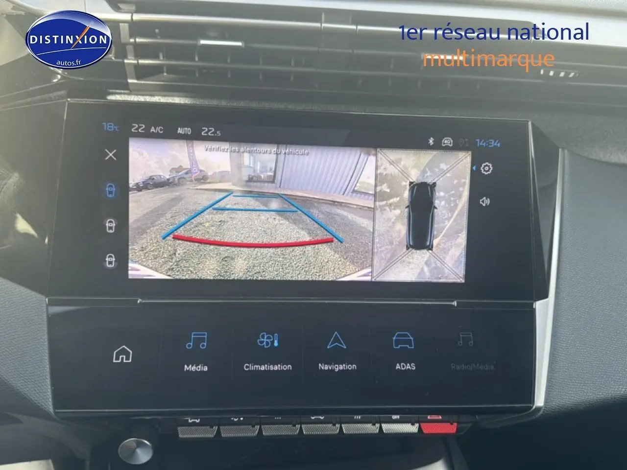 Écran tactile intérieur de la Peugeot 308 2024 montrant la caméra de recul et l’aide au stationnement.