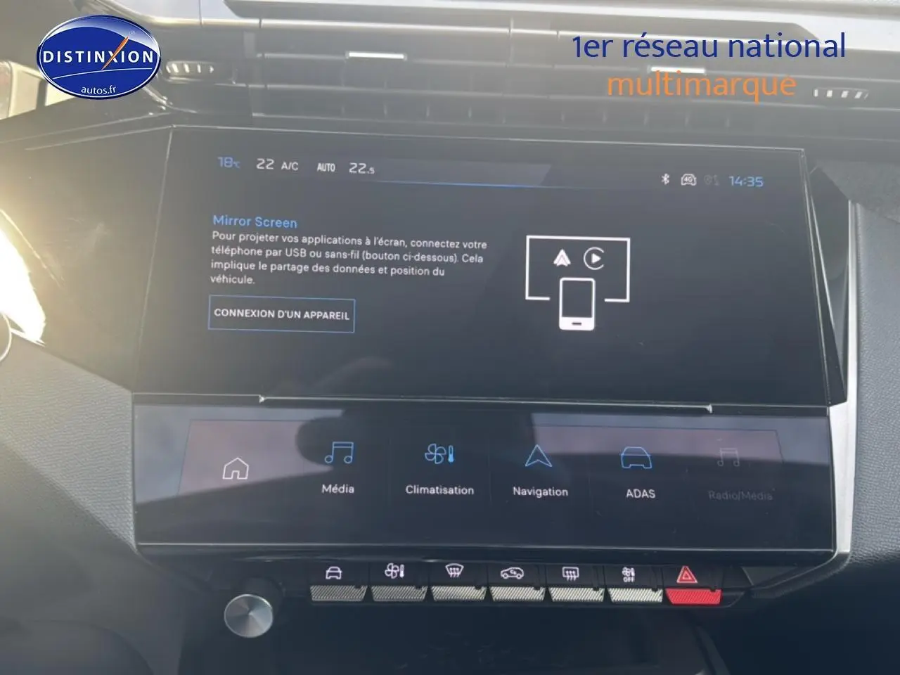 Écran tactile central de la Peugeot 308 1.2 130 allure eat8 2024, affichant options multimédia et navigation.