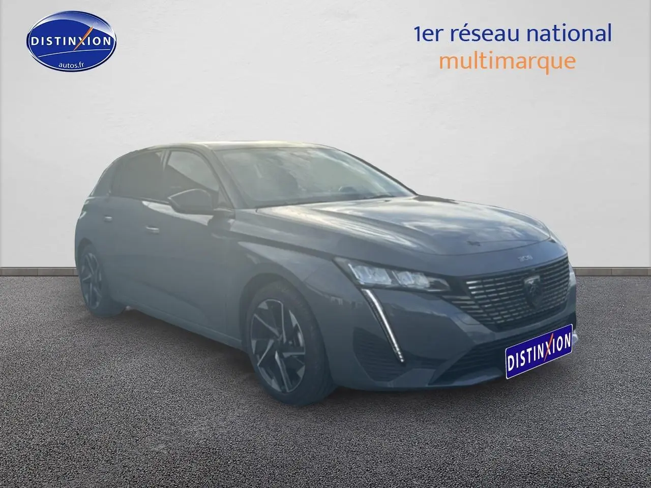 Peugeot 308 gris sellenium vue 3/4 avant droite, avec calandre noire et feux LED verticaux distinctifs.