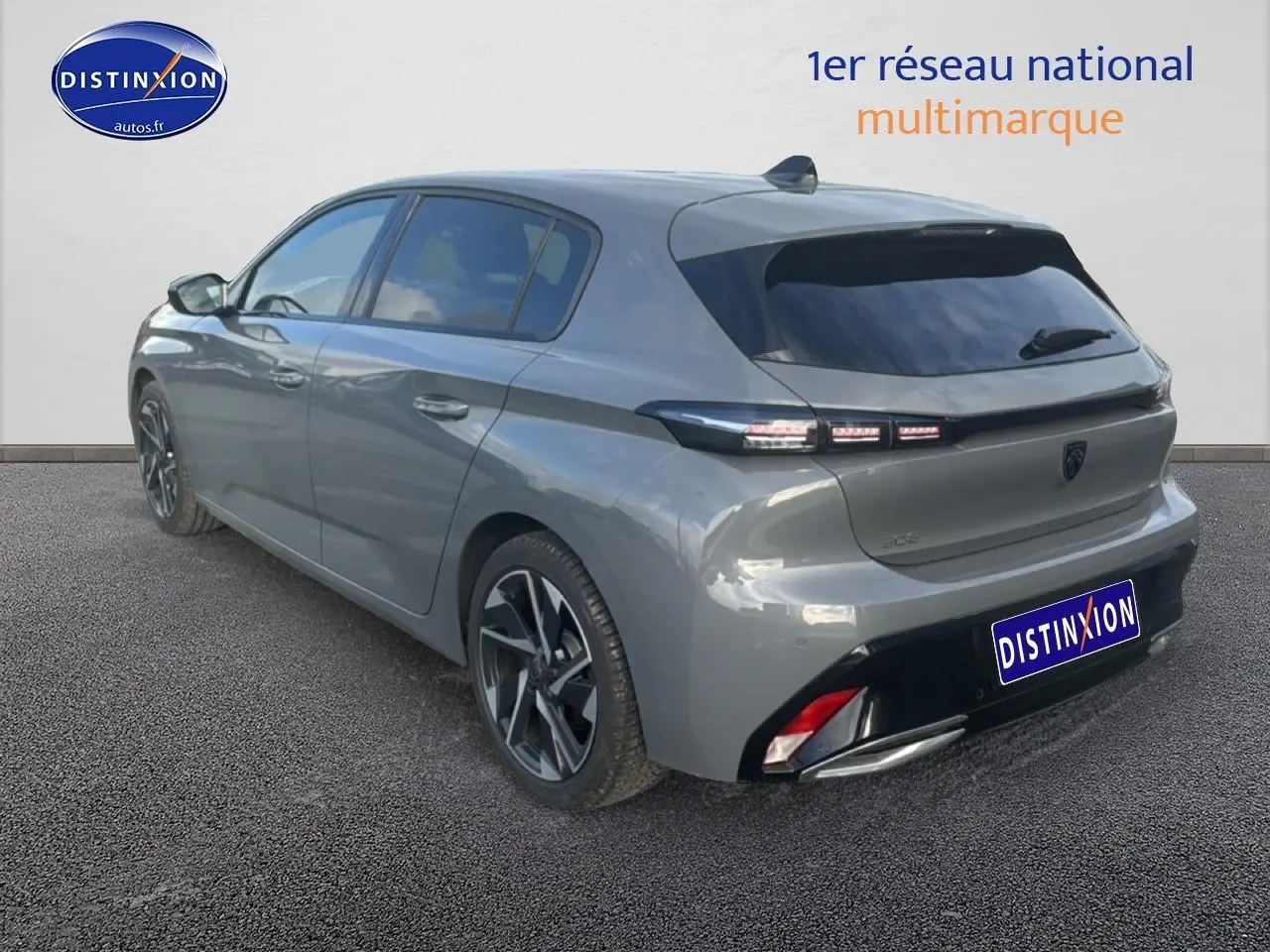 Peugeot 308 gris sellenium vue 3/4 arrière droit, feux arrière LED allumés et jantes alliage distinctives.