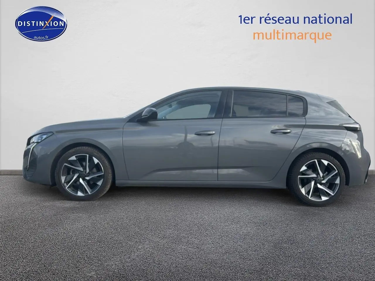 Peugeot 308 gris sellenium vue de profil côté gauche avec jantes alliage et vitres surteintées.