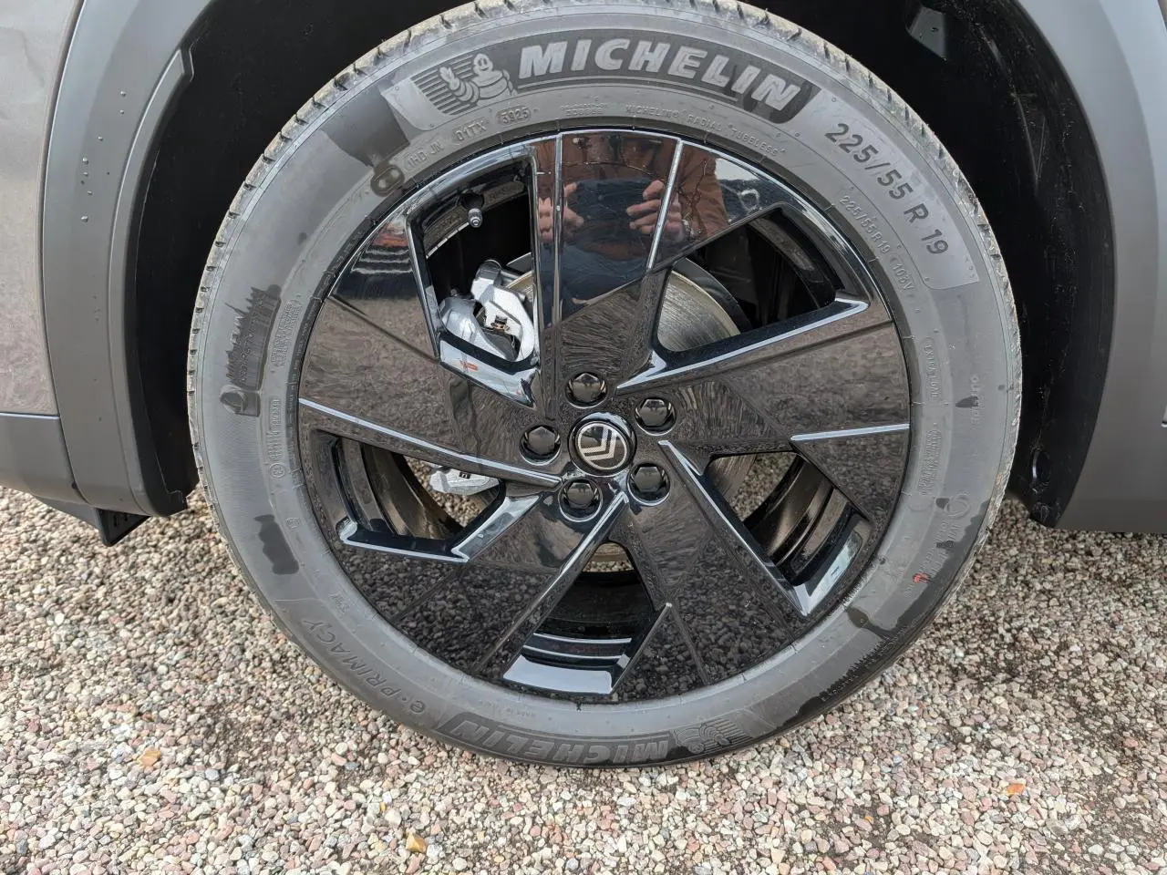 Gros plan sur la roue avant gauche du Citroën C5 Aircross gris avec jante alliage noire brillante et pneu Michelin.