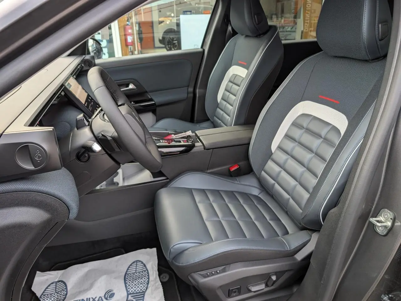 Vue intérieure côté conducteur du Citroën C5 Aircross gris, avec sièges en cuir et textile gris à motif matelassé.