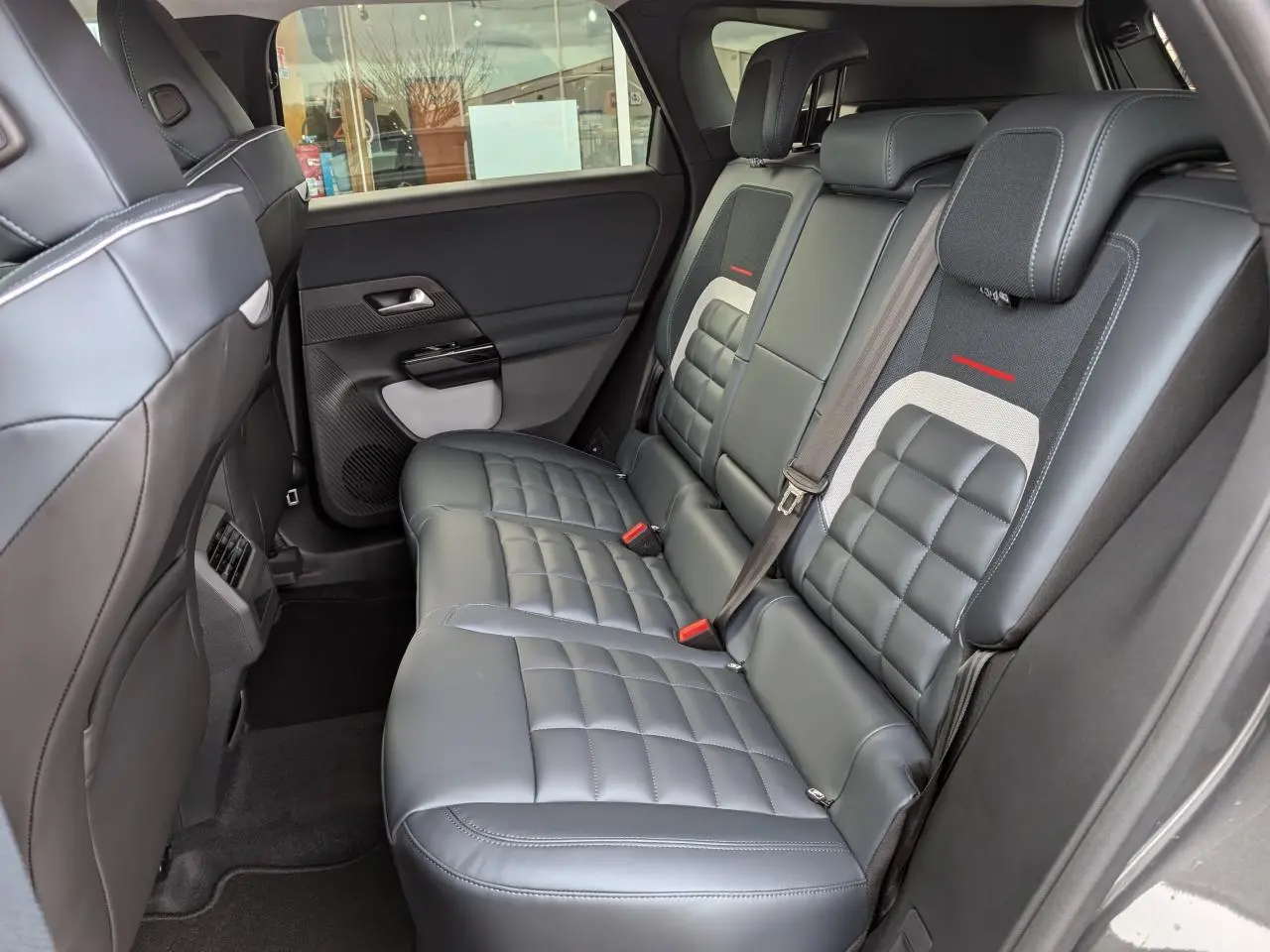 Vue côté droit de la banquette arrière en cuir gris foncé avec surpiqûres et appuis-tête réglables du Citroën C5 Aircross.