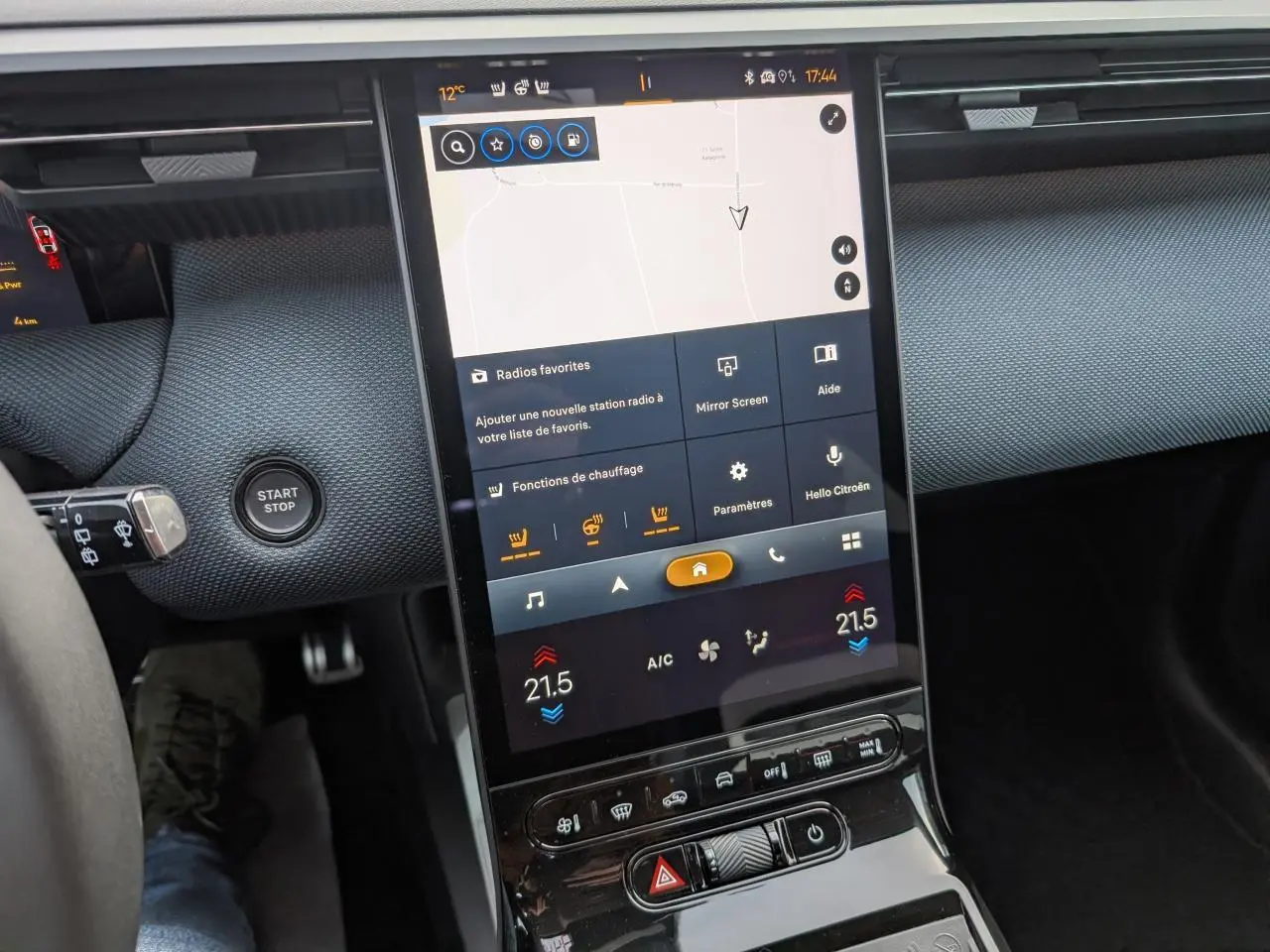 Vue rapprochée de l’écran tactile vertical central du tableau de bord gris du Citroën C5 Aircross 2026 hybride.