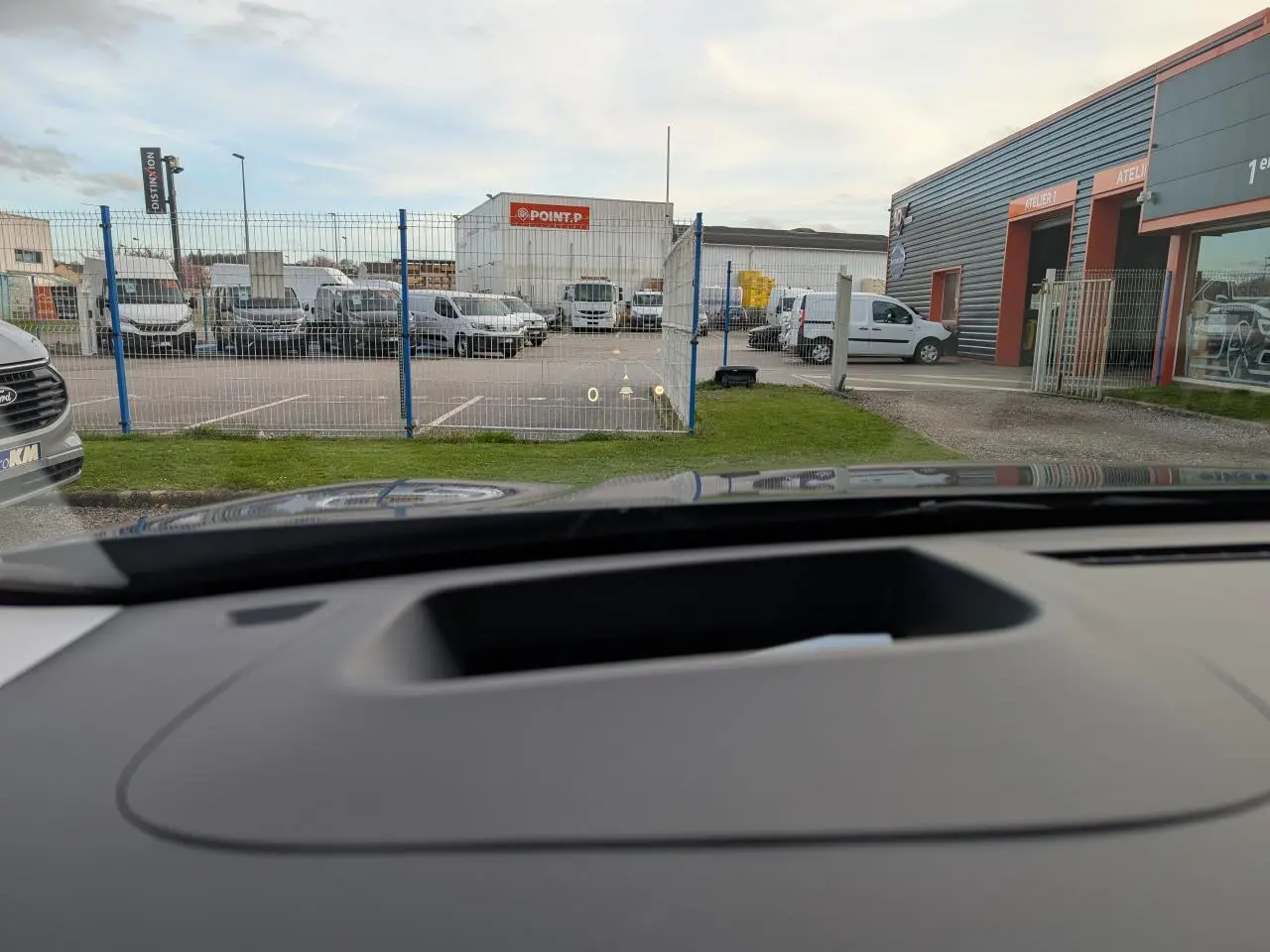 Vue depuis l'intérieur du Citroën C5 Aircross gris 2026, affichage tête haute visible sur le pare-brise.