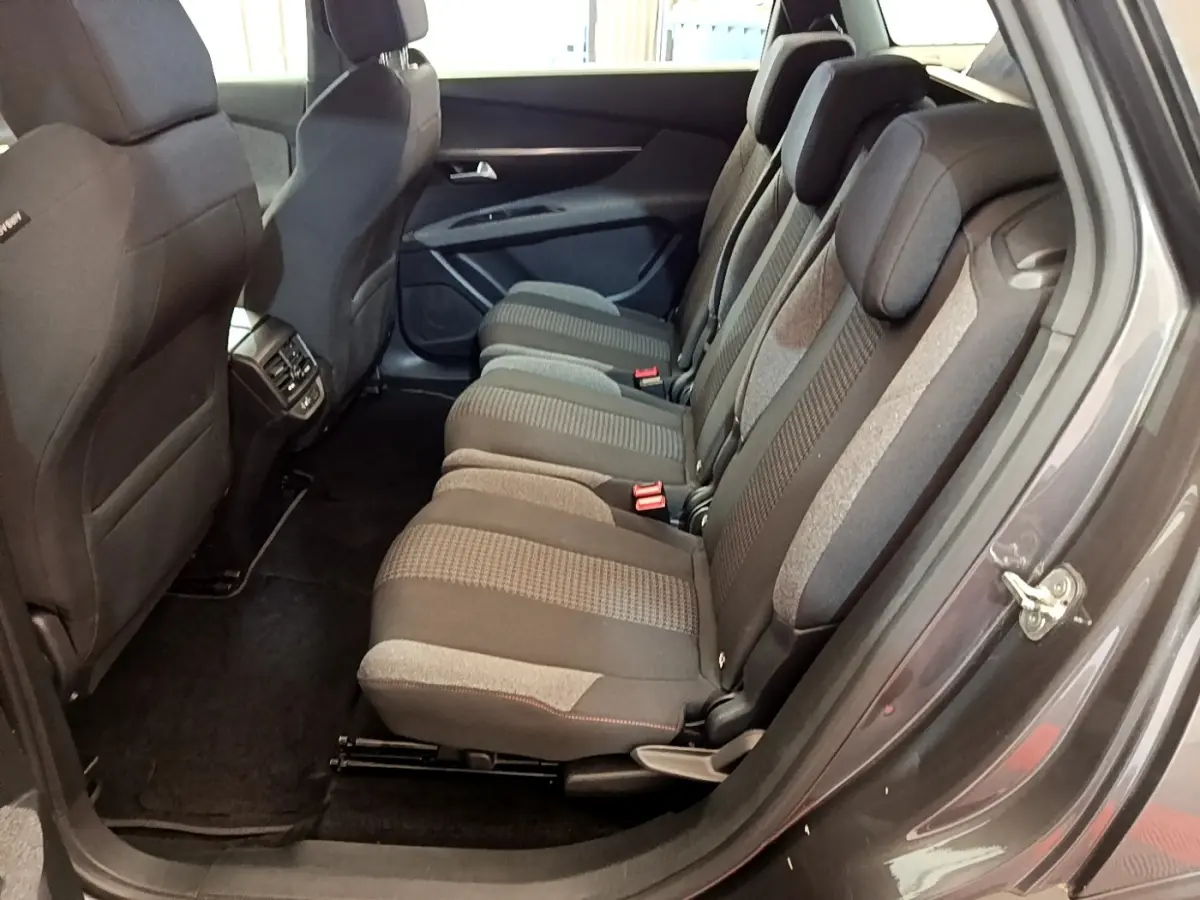 Vue intérieure côté droit sur la banquette arrière grise du Peugeot 5008 2021 avec sièges tissu et porte ouverte.