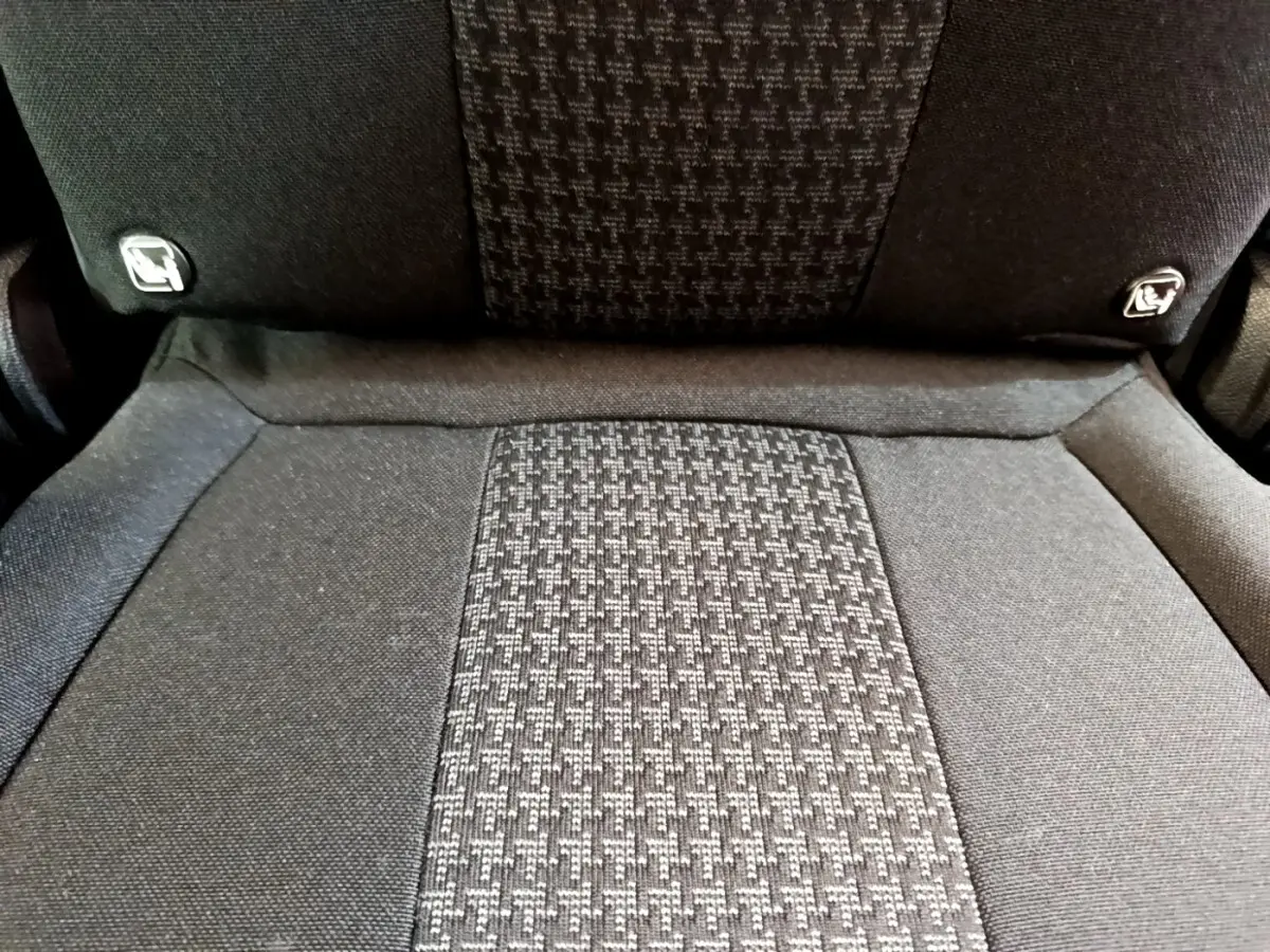 Gros plan sur la sellerie tissu noire et grise du siège arrière central du Peugeot 5008 gris clair, version 2021.