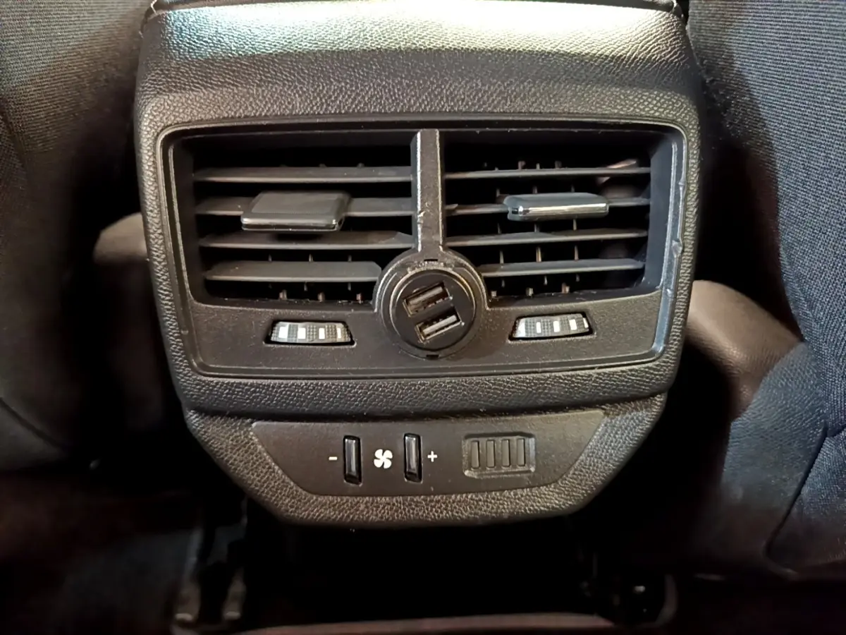 Vue rapprochée des commandes de ventilation arrière avec prises USB doubles sur Peugeot 5008 gris clair.