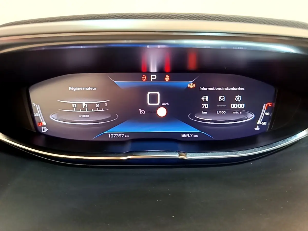 Affichage numérique du tableau de bord du Peugeot 5008 gris clair, montrant la vitesse à 0 km/h et le régime moteur.