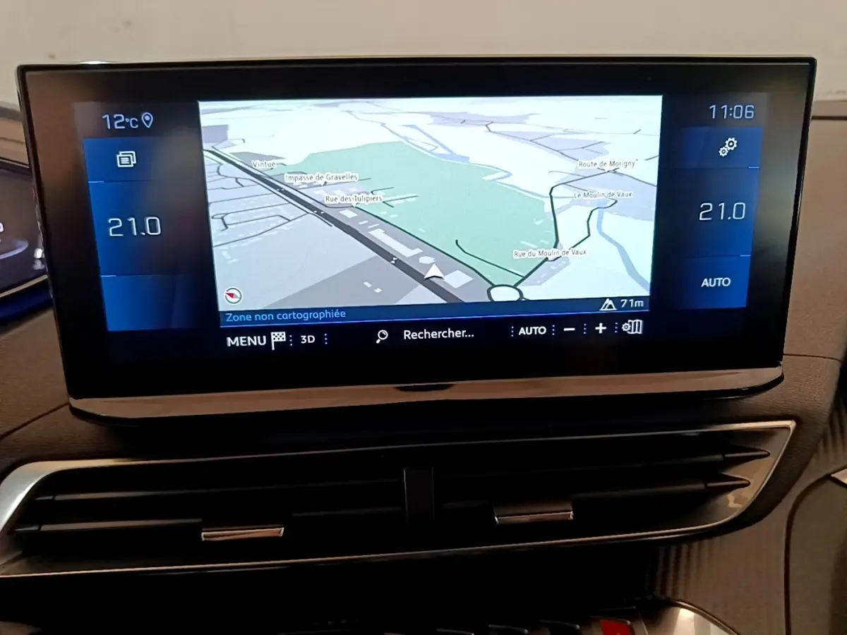 Écran tactile central du tableau de bord du Peugeot 5008 gris clair, affichant la navigation 3D et la climatisation à 21°C.