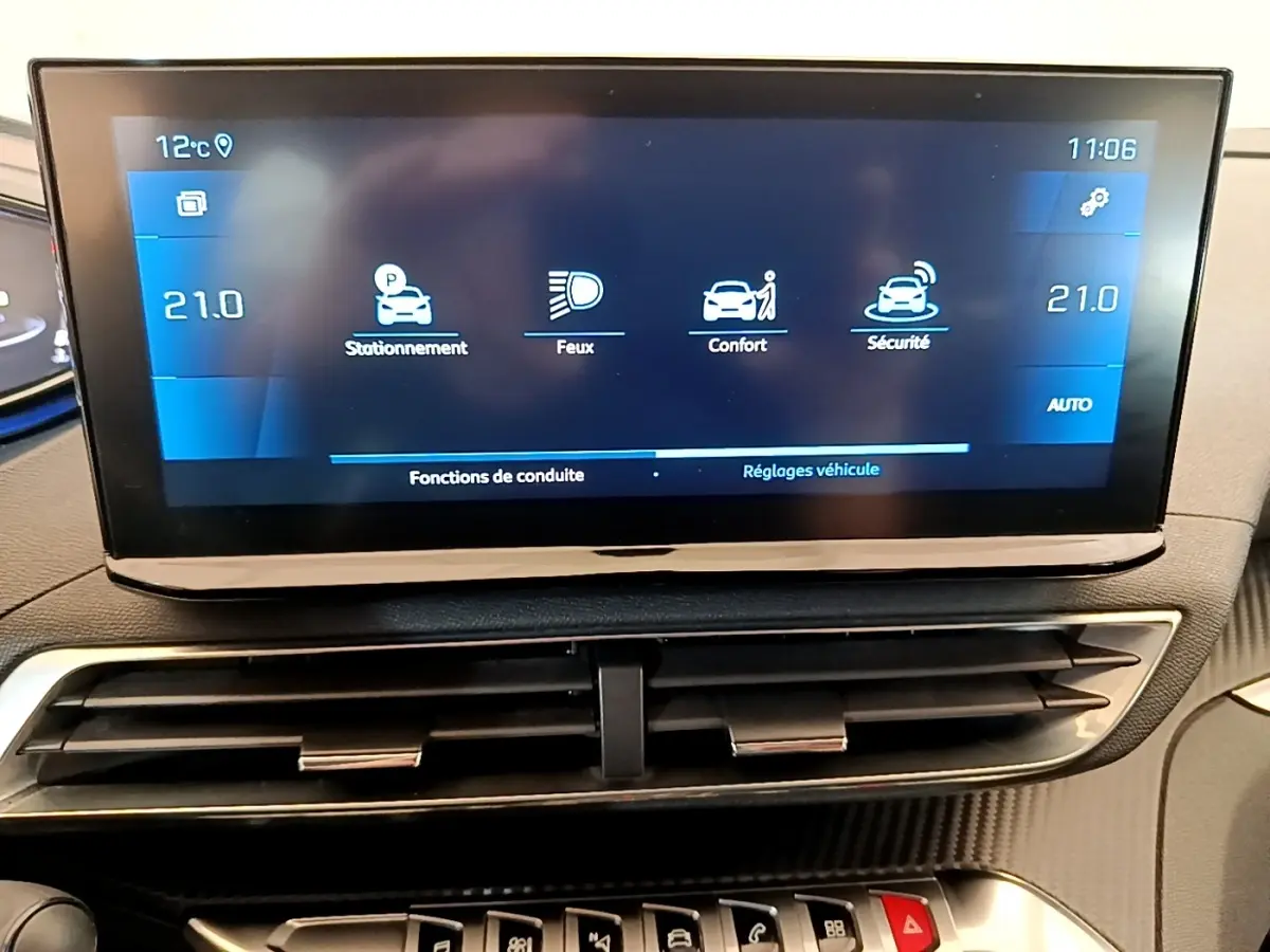 Écran tactile central affichant les réglages de conduite du Peugeot 5008 gris clair, vue de face rapprochée.